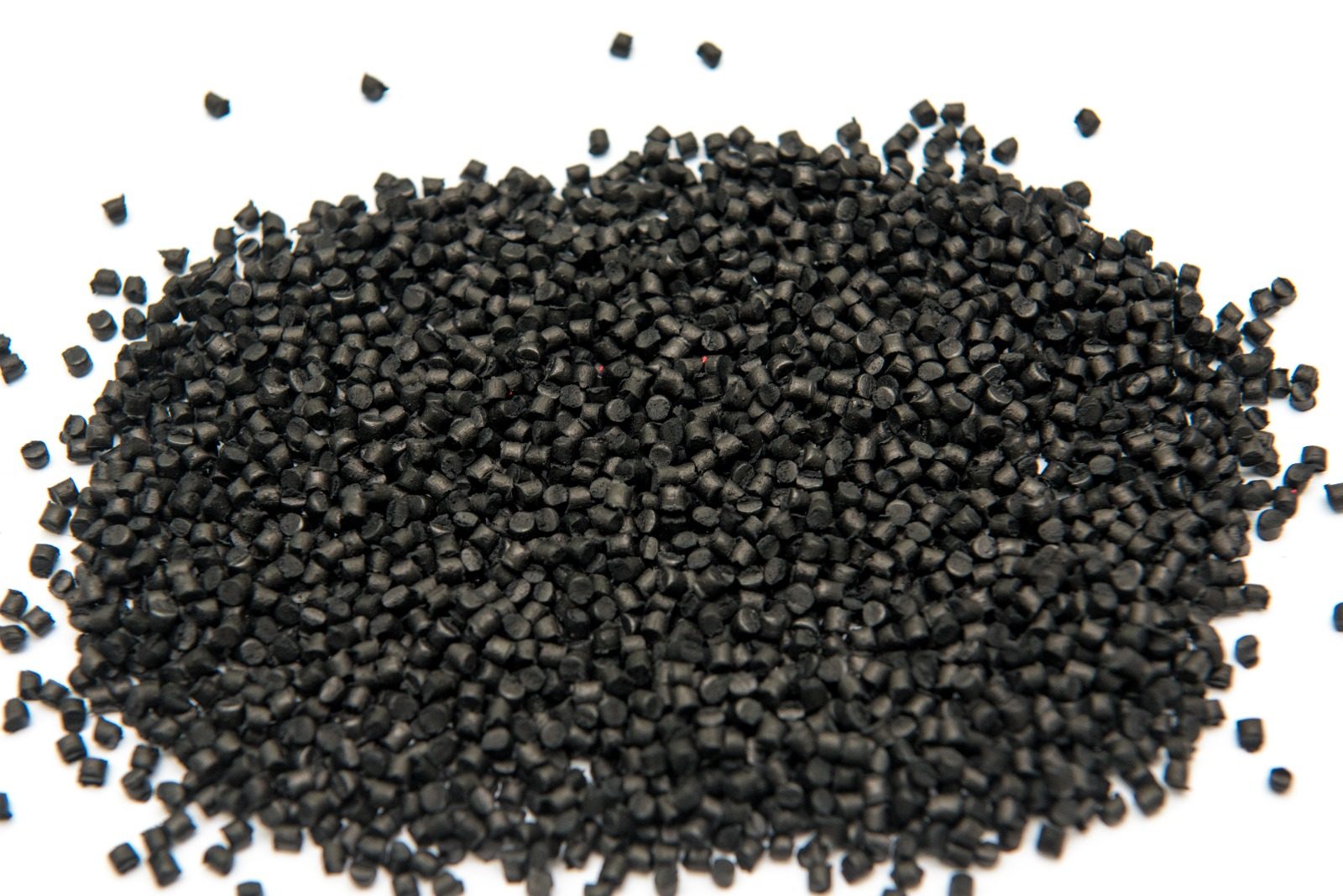 Grânulos de masterbatch preto BLACK RCB com negro de fumo recuperado sobre fundo branco
